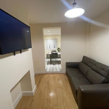 Big 3 Bedroom London House With 2 Bathroom 普拉姆斯特德 外观 照片