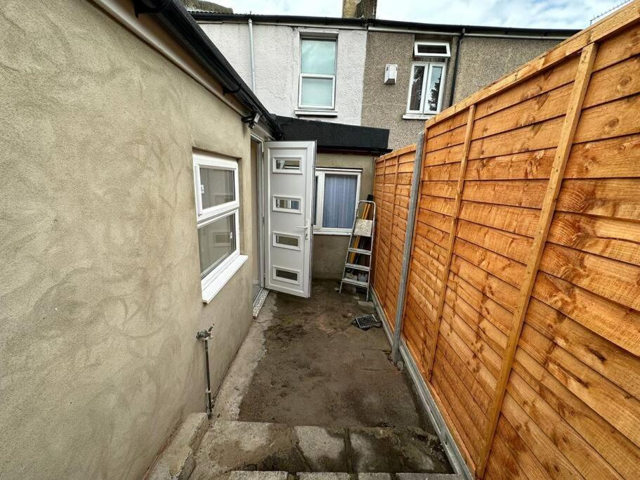 Big 3 Bedroom London House With 2 Bathroom 普拉姆斯特德 外观 照片